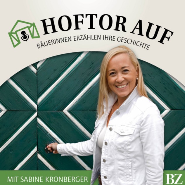 Cover des Podcasts HoftorAuf: Sabine Kronberger öffnet ein grünes Hoftor