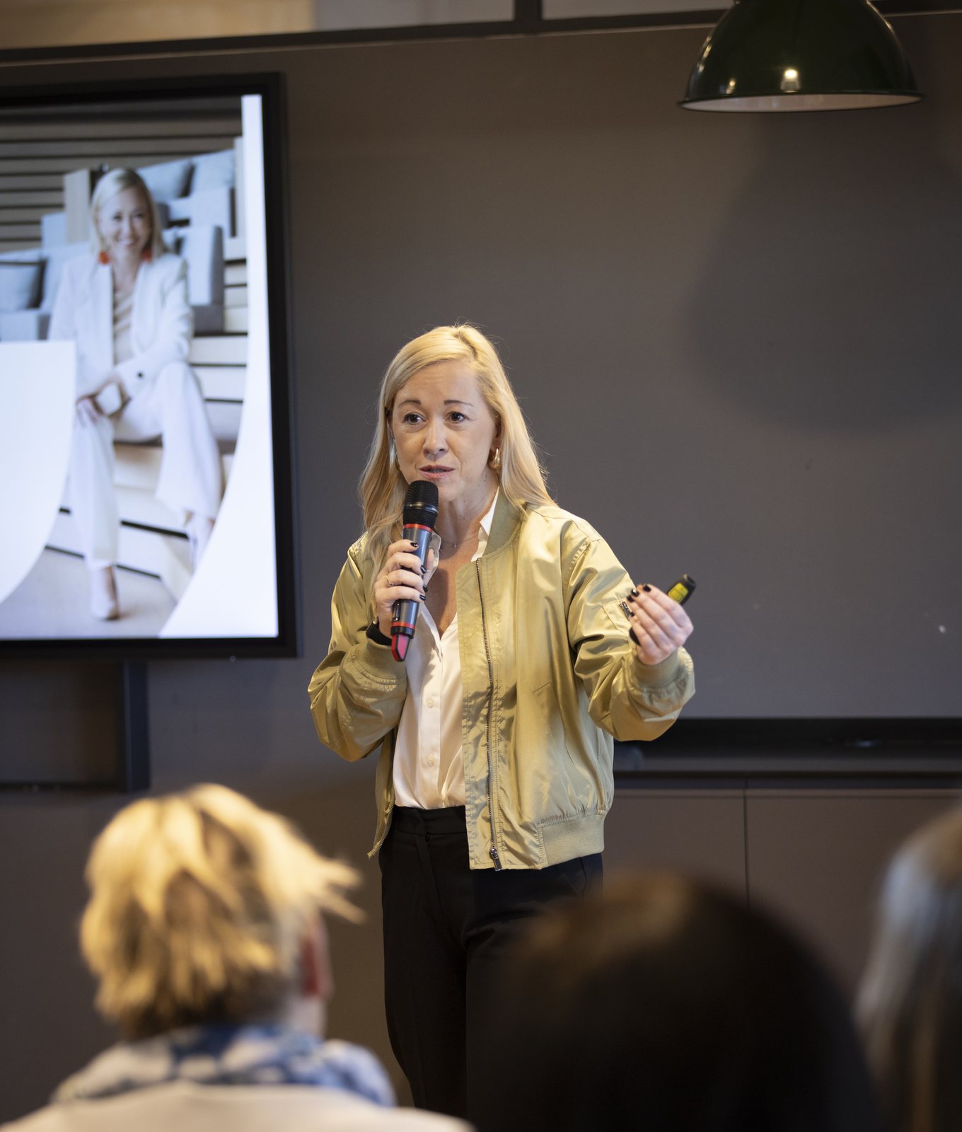 Sabine Kronberger hält eine Keynote vor Publikum