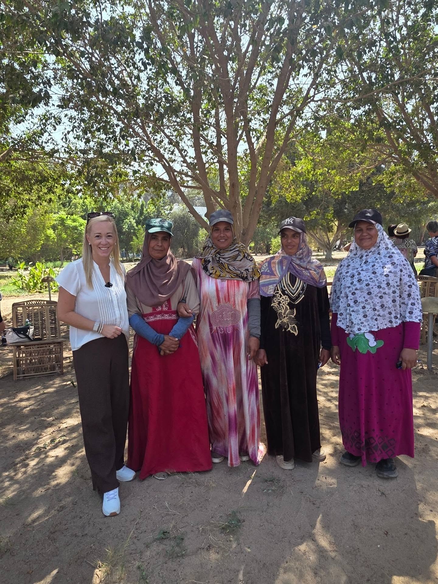 Sabine Kronberger mit vier Frauen unter Bäumen bei der Frauenreise nach Kairo
